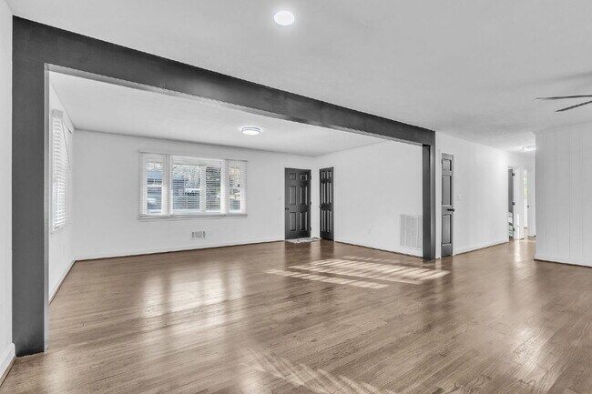 Foto del edificio - Stylishly Updated 3BR/1.5BA Residence with Exclusive Fenced Outdoor Space & Outbuilding