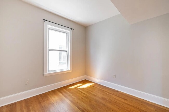 Building Photo - 21 Rossmore St