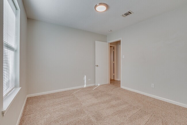 Building Photo - 1308 Stone Creek Dr