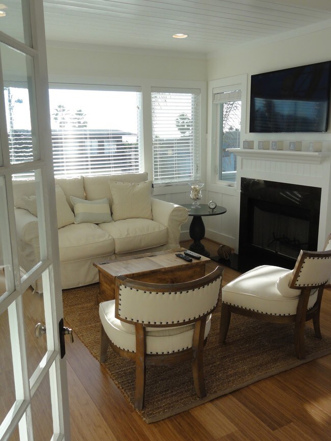 Sala de estar con chimenea - 2144 Monterey Blvd