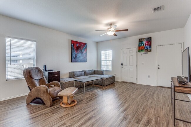 Foto del edificio - 7009 Tonka Ln