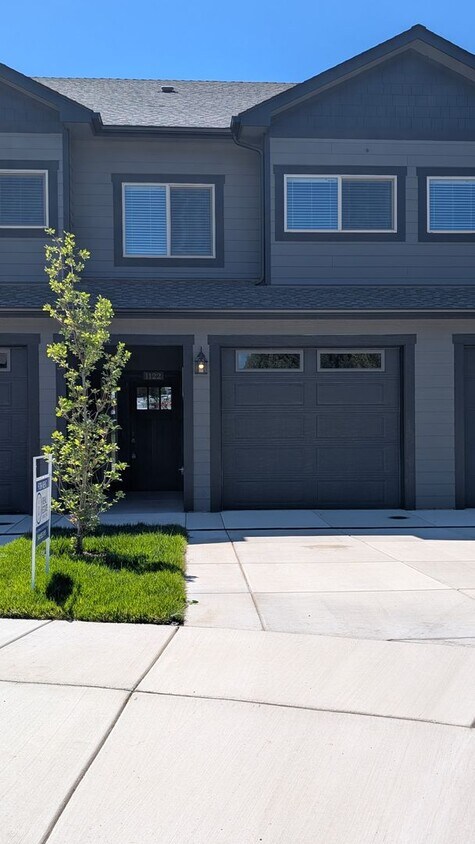 Foto principal - Cozy 2-Bed, 2-Bath Townhouse with Modern T...