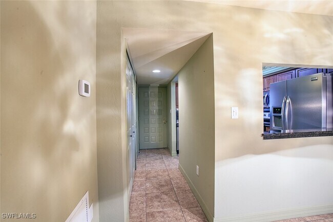 Building Photo - 2121 Collier Ave