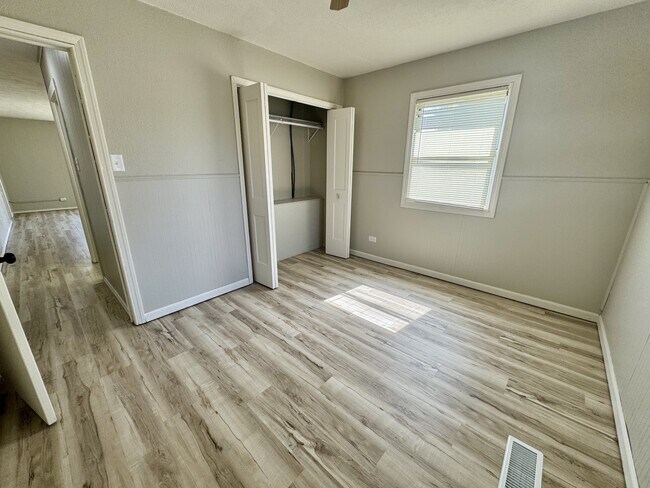 Foto del edificio - 1638 W Elm St