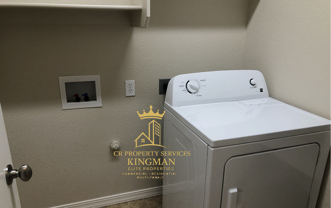 Foto del edificio - Beautiful 3+2 Split Floor plan home with RV parking close to KRMS's Hualapai Campus!