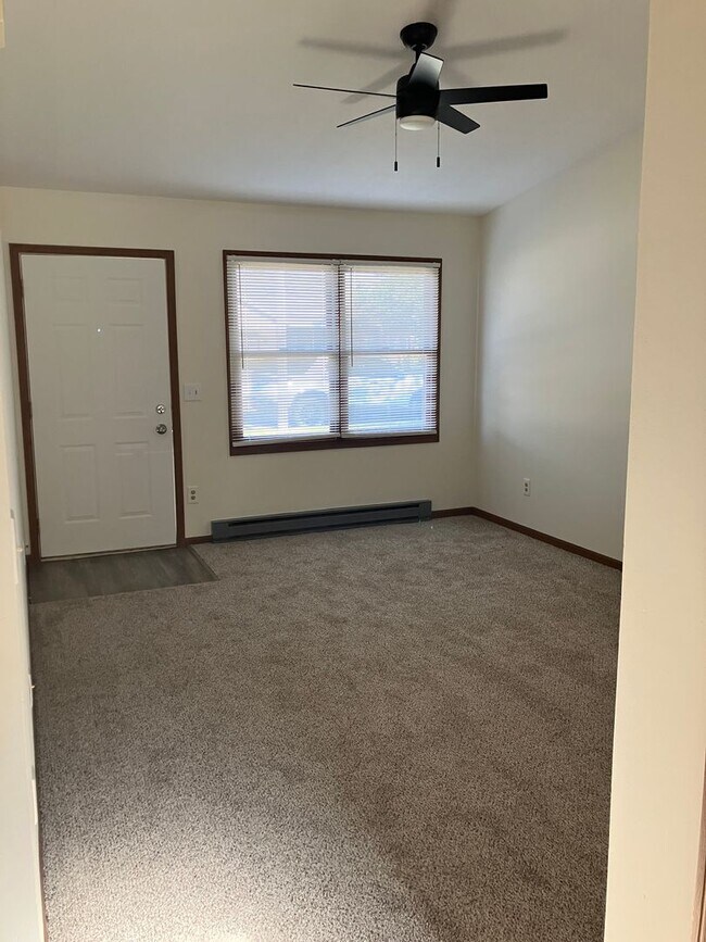 Foto del edificio - Updated 2 Bedroom, 1.5 Bath, and 1-Car Gar...