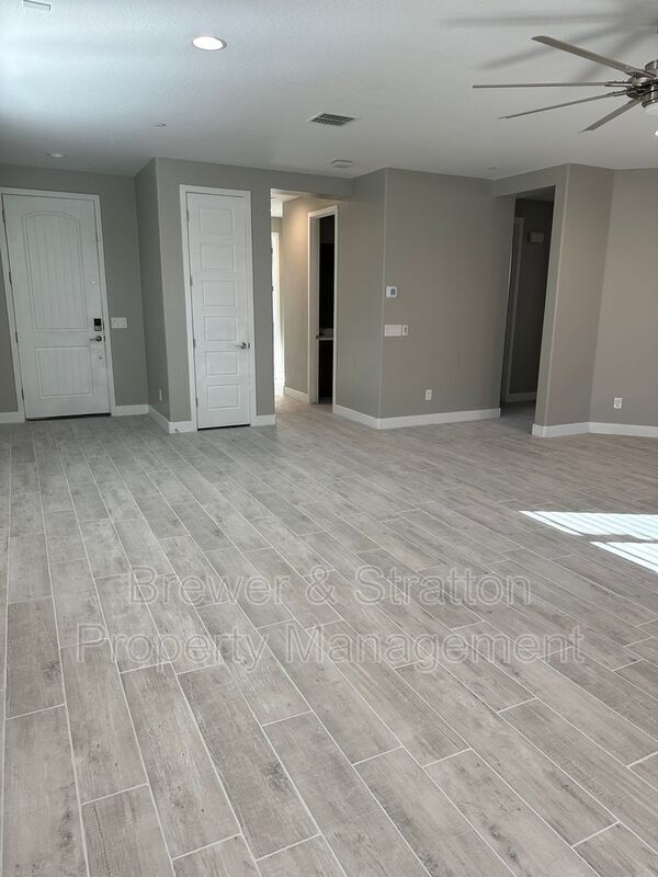 Building Photo - 9638 E Tesla Ave