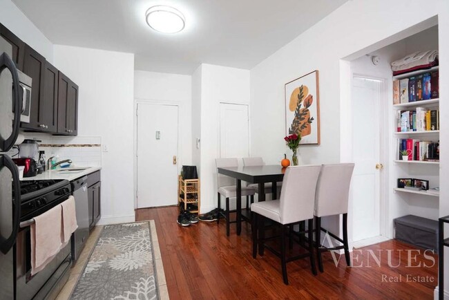 Building Photo - INCREDIBLE 1BR – PRIME SAINT NICHOLAS – BR...