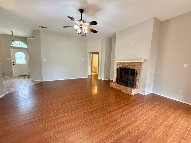 Foto del edificio - Charming 4-bed/2-bath in Bullard’s Legacy Estates!