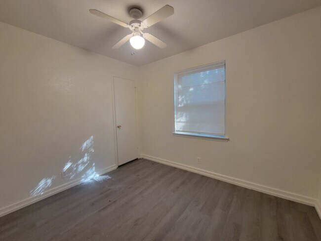 Foto del edificio - 3824 Modlin St