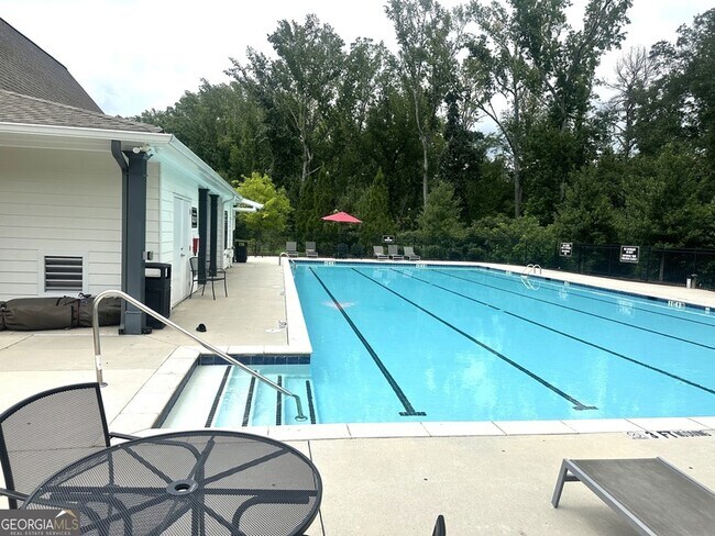 Foto del edificio - 5377 Burrus Ln