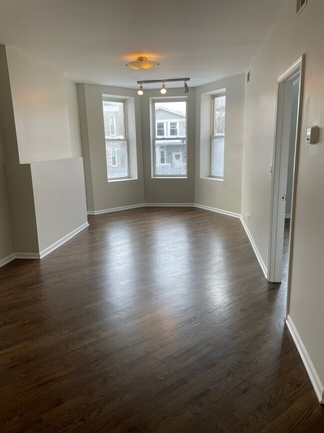 Foto del edificio - 2819 N Sacramento Ave