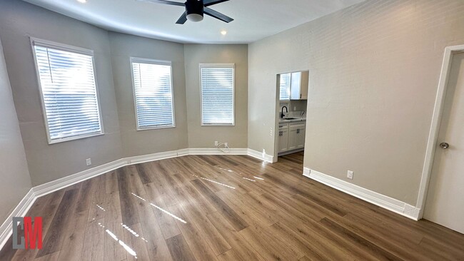 Interior Photo - 233 20th St