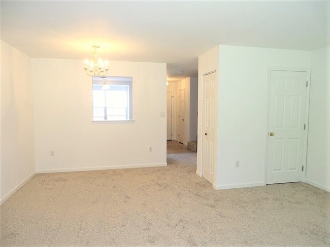 Building Photo - 1909 Shady Oak Dr