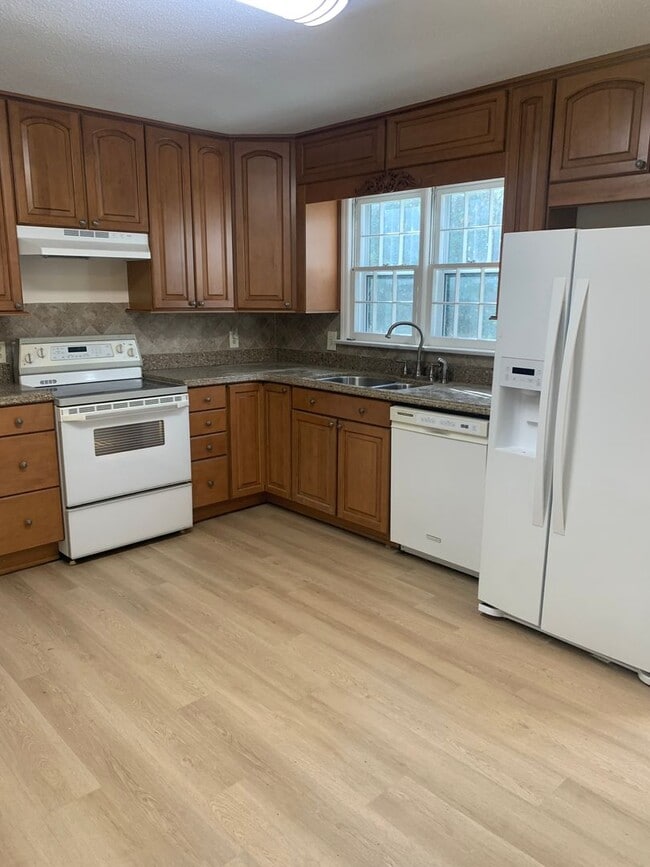 Foto del edificio - NORTH HILLS CHARMER--2 STORY--DOWNSTAIRS BEDROOM/OFFICE--FORMAL AREAS-LAUNDRY/MUD AREA-CARPORT