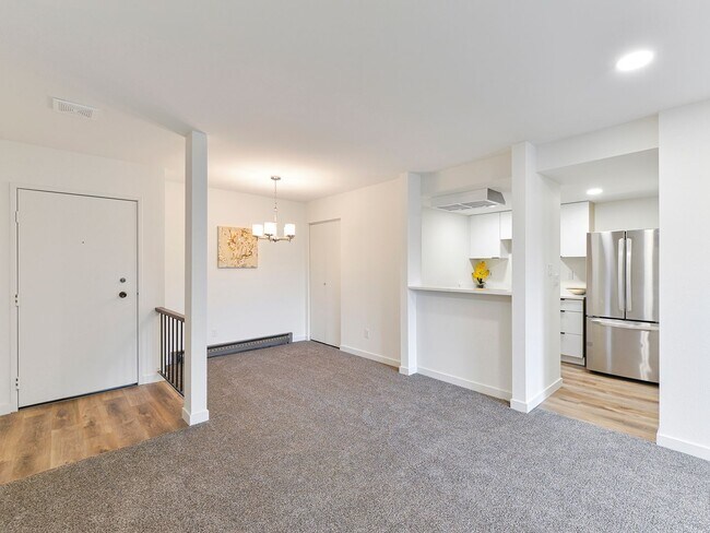 Building Photo - Available Now! Like-New Top Floor Beautifu...