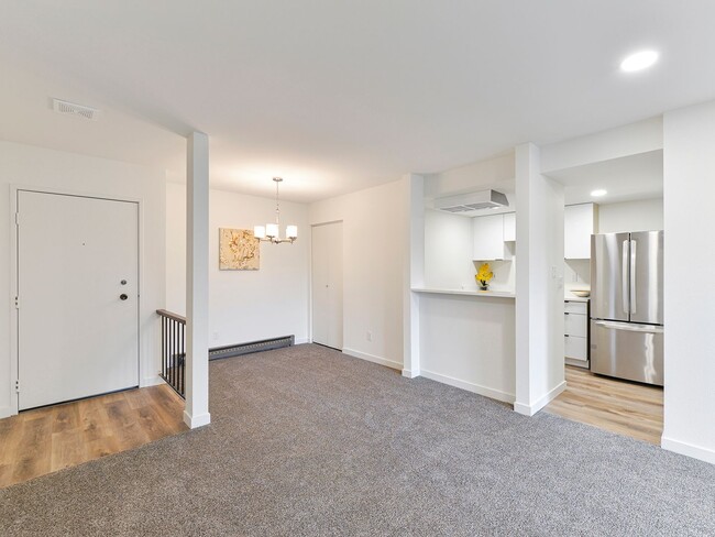 Building Photo - Like New Top Floor Beautifully Remodeled 2...