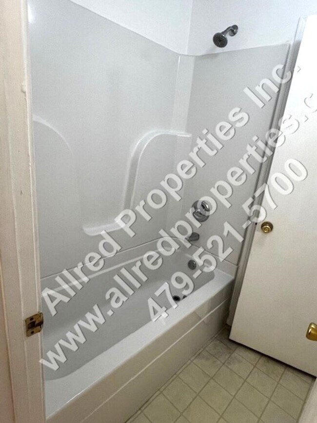 Foto del edificio - 2 Bedroom Duplex With NEW LVP Flooring In ...