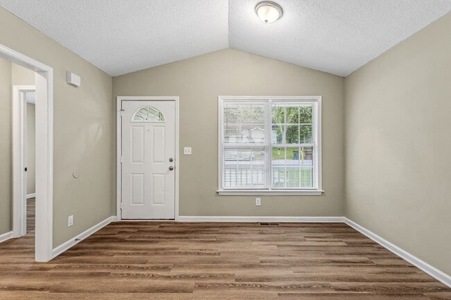 Foto del edificio - Welcome to this charming 4 bedroom, 2 bathroom home located in Greensboro, NC.