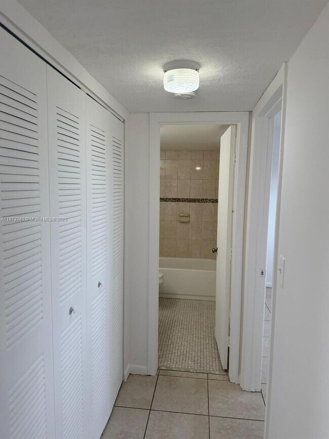 Foto del edificio - 8600 N Sherman Cir
