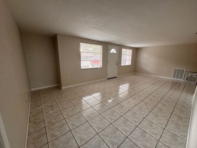 Building Photo - 2 Bedroom 1.5 Bath Clean & Cozy Home for Rent
