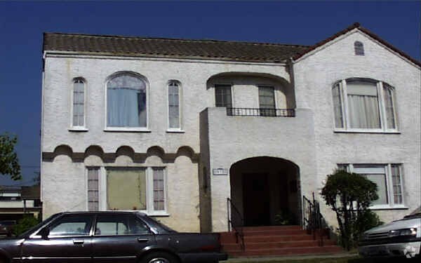 Building Photo - 930-934 N Serrano Ave