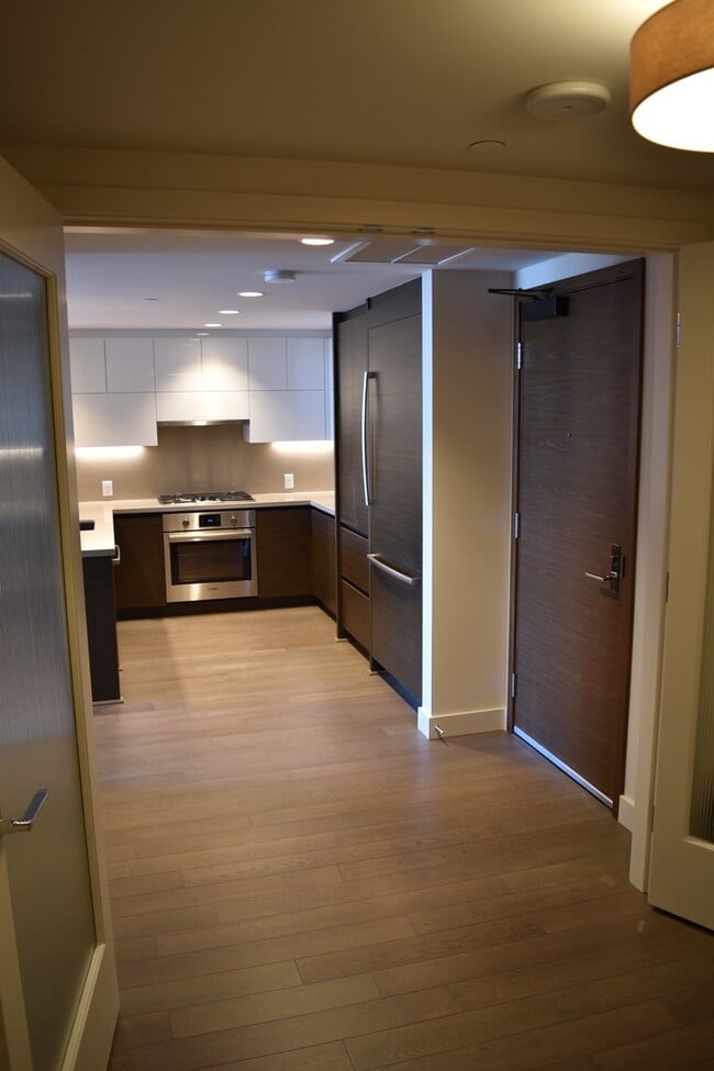 Building Photo - Spacious Luxury One Bedroom - Insignia