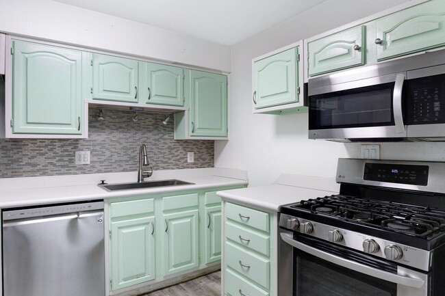 Building Photo - 4 Bedroom House Located in Tempe!