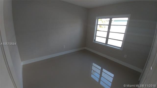 Building Photo - 684 SE 6th Pl