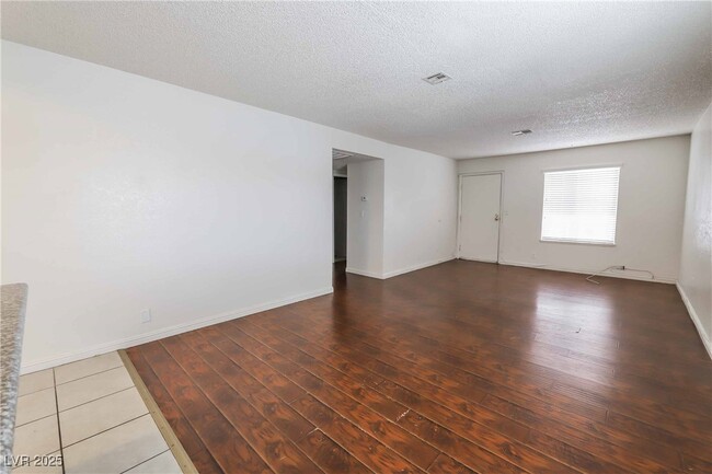 Foto del edificio - 3649 S Van Dyke Ave