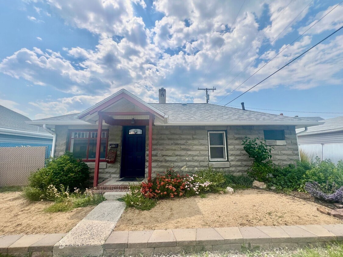 Foto principal - Pet Friendly 2 Bed 1 Bath House With Fence...