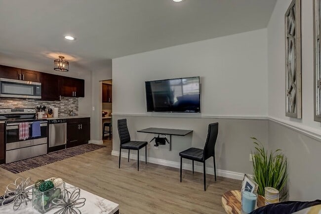 Building Photo - COMPLETELY UPDATED UNIT IN ROYAL OAK