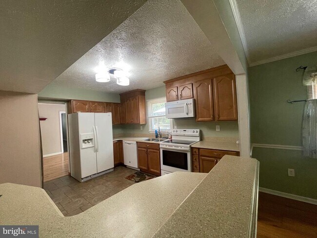Building Photo - 2330 Kent Ct