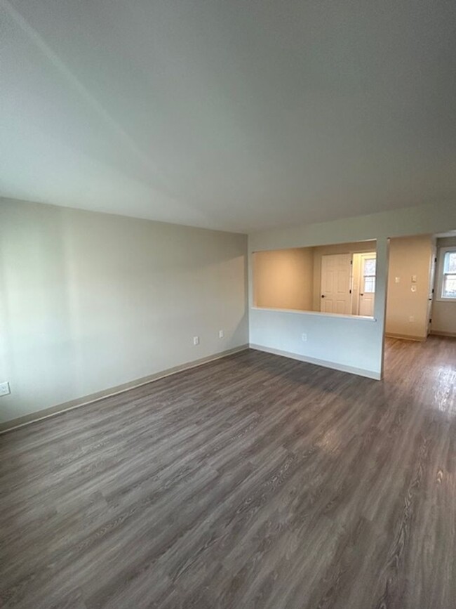 Building Photo - Newly Renovated 2 Bedroom Apartment in Roc...