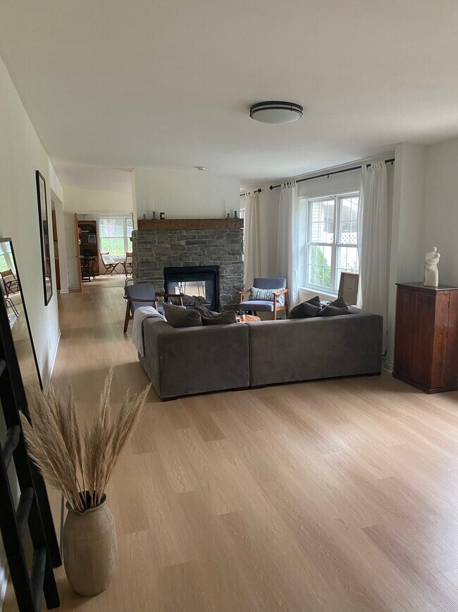 Building Photo - 310 Gallis Hill Rd