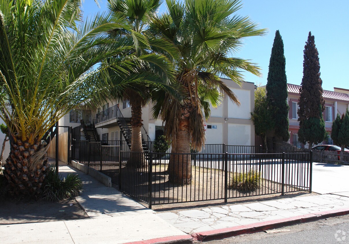 Foto del edificio - 3863-3865 46th St