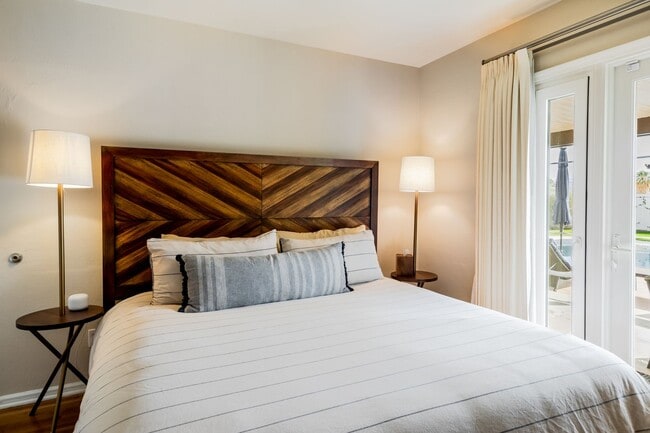 Building Photo - Movie Colony Oasis - Peaceful, Walk to Downtown (Monthly Only - No Long Term)