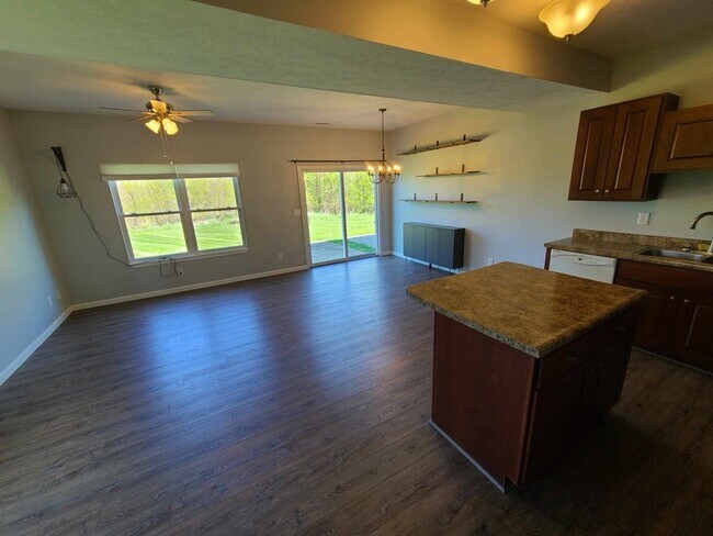 Building Photo - 5806 W Daffodil Ct