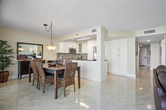 Foto del edificio - 17800 N Bay Rd