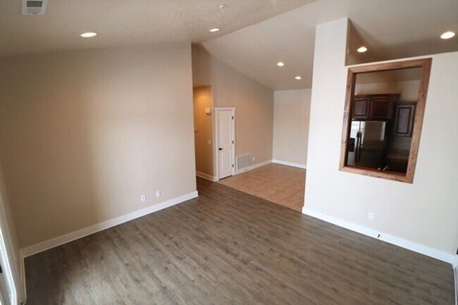 Building Photo - 35 S Willow Cir Loop