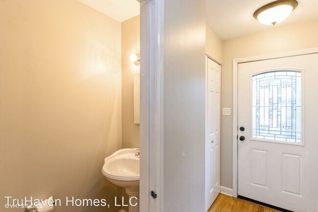 Building Photo - 2 br, 1.5 bath House - 525 W Washington Av...