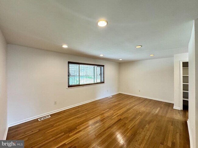Building Photo - 810 Booker Pl