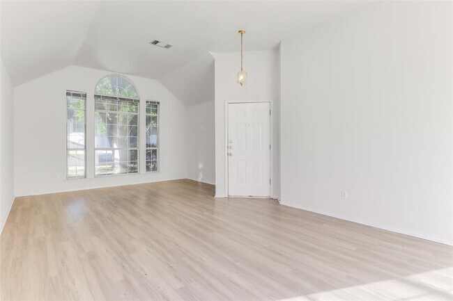 Foto del edificio - 15437 Ozone Pl