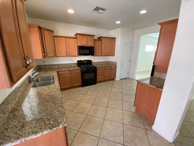 Building Photo - Beautiful 3 bed/2 bath home located in Sta...