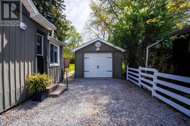 Building Photo - 327 Dyson Rd