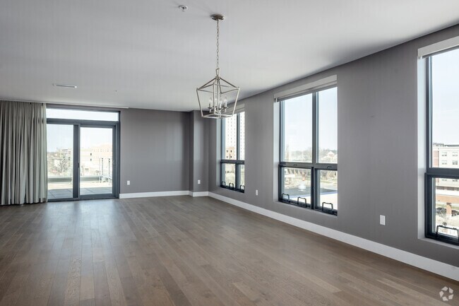 3 habitaciones, 2 baños - 2000 pies cuadrados - Comedor - 1 Uptown Cir
