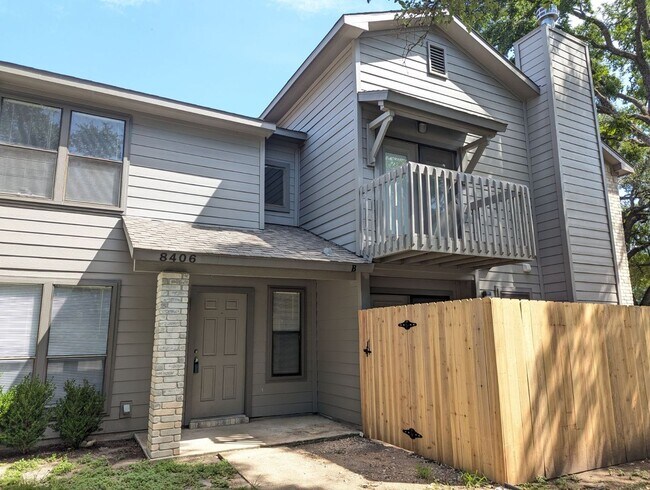 Building Photo - Centrally Located 2 bed / 1.5 bath in Nort...
