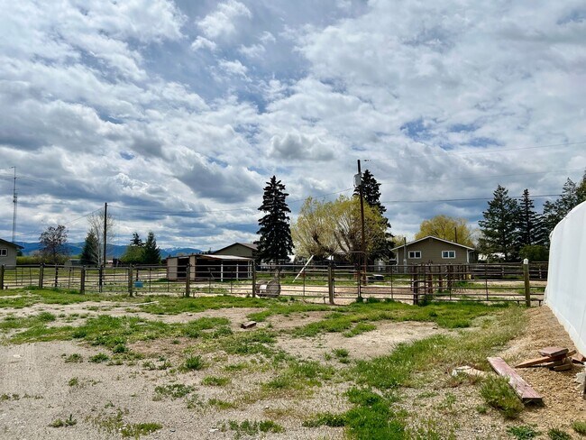 Foto del edificio - Pet Friendly 2 Bed 2 Bath Single Family Home With Garage, Private Deck and Big Yard!