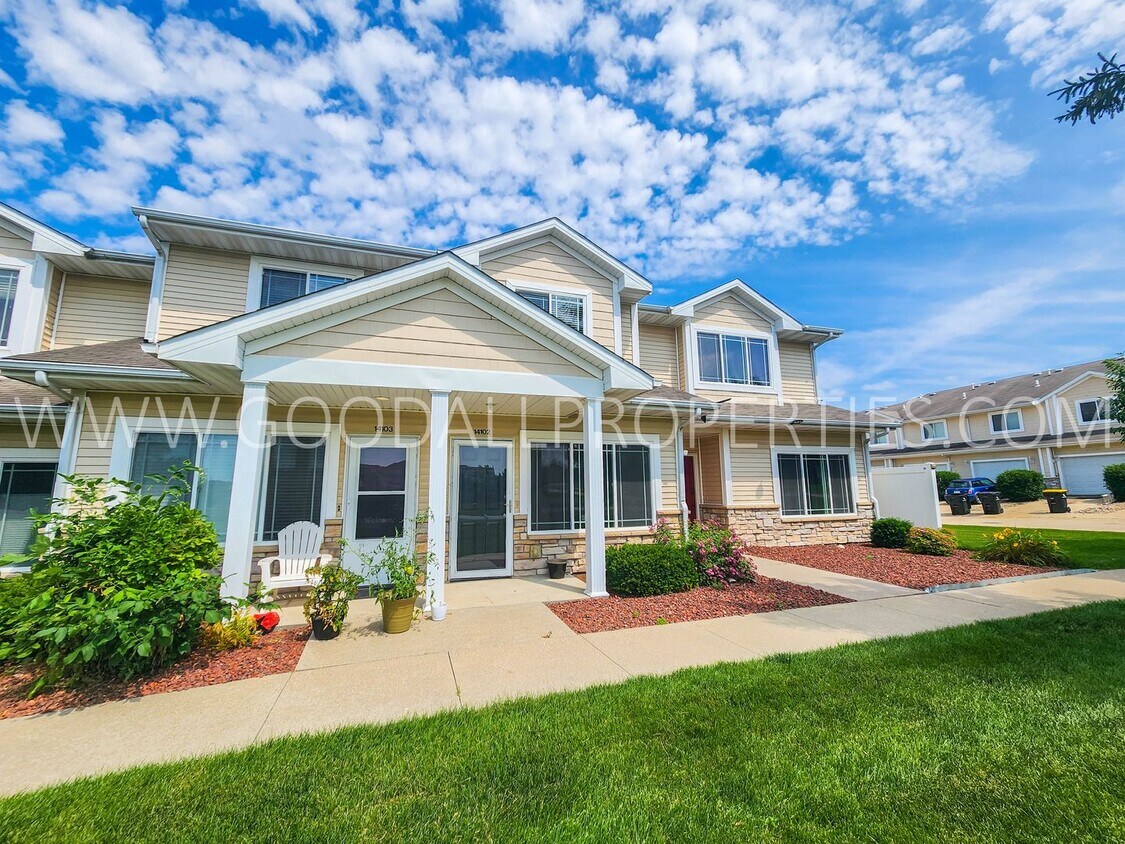 Primary Photo - 2 Bedroom 2.5 Bath Townhome In West Des Mo...