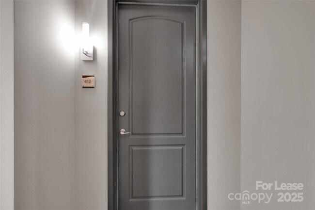 Foto del edificio - 701 Royal Ct